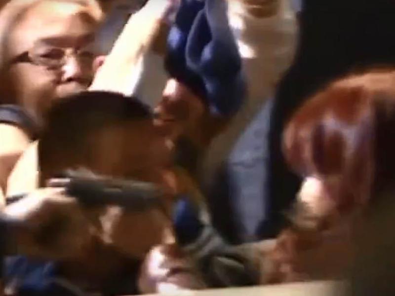 Ein Videostandbild der Szene, in der ein Mann eine Pistole auf die argentinische Vizepräsidentin Cristina Kirchner richtet. Foto: ---/telam/dpa