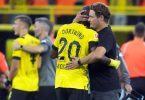 Dortmunds Trainer Edin Terzic (r) umarmt Anthony Modeste. Foto: Bernd Thissen/dpa