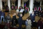 Menschen nehmen im Moskauer Haus der Gewerkschaften am offenen Sarg Abschied von Michail Gorbatschow. Foto: Alexander Zemlianichenko/AP/dpa