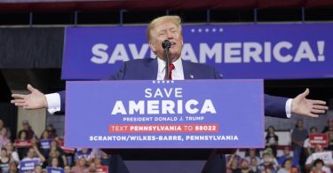 Ex-Präsident Donald Trump bei einer Kundgebung in Wilkes-Barre, Pennsylvania. Foto: Mary Altaffer/AP/dpa