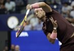 Der Spanier Rafael Nadal schlägt auf. Foto: Adam Hunger/AP/dpa