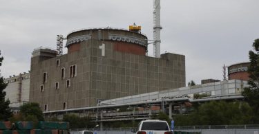 Eine Fahrzeugkolonne mit Mitgliedern der Internationalen Atomenergiebehörde (IAEA) trifft am 01.09.2022 im Kernkraftwerk Saporischschja ein. Foto: Victor/XinHua/dpa