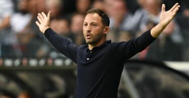 RB-Trainer Domenico Tedesco hat nach der Niederlage in Frankfurt Gesprächsbedarf mit seinen Spielern. Foto: Arne Dedert/dpa