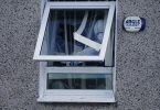 Ein Mitarbeiter der Spurensicherung im Einsatz. Foto: Niall Carson/PA Wire/dpa