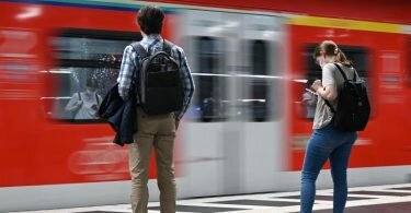 Die Ampel-Koalition will ein neues bundesweit gültiges Nahverkehrsticket schaffen. Foto: Arne Dedert/dpa