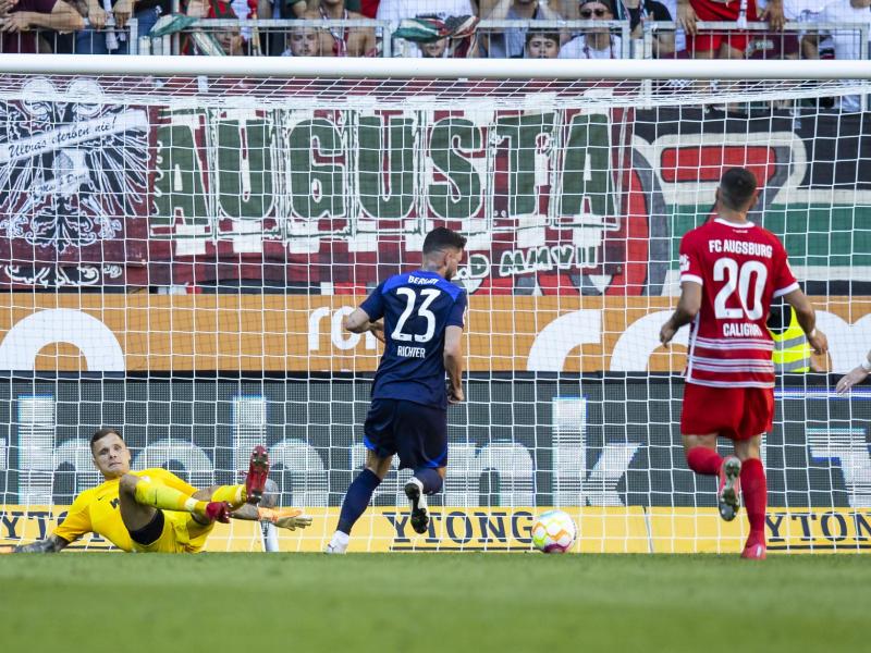 Herthas Marco Richter (M) trifft zum 2:0 gegen Augsburgs Torwart Rafal Gikiewicz (l). Foto: Tom Weller/dpa
