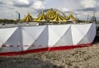 Der Unfallort ist mit Sichtschutzwänden abgeschirmt. Foto: Christoph Reichwein/dpa