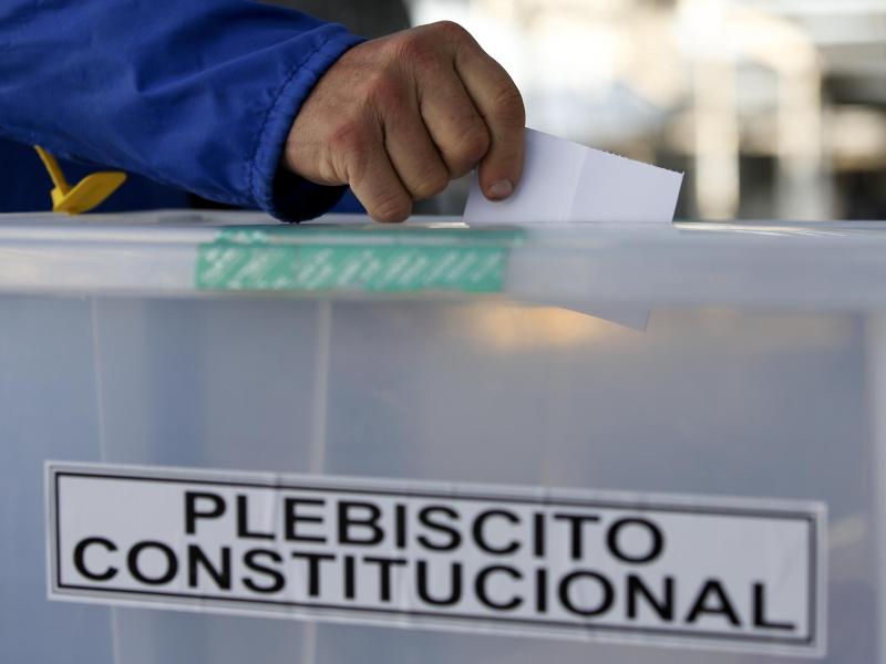 Ein Mann gibt in Santiago seinen Stimmzettel in einem Wahllokal ab. Foto: Luis Hidalgo/AP/dpa