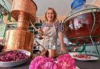 Elena von Gieck, Inhaberin des Rosenlaboratoriums Templin, verarbeitet in ihrem Laboratorium Rosenblätter zu kulinarischen Kreationen. Foto: Patrick Pleul/dpa