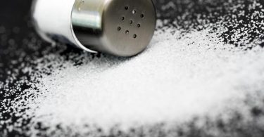 Studien zeigen, dass zu viel Salz im Essen ungesund ist - zu wenig allerdings auch. Foto: Andrea Warnecke/dpa-tmn/dpa