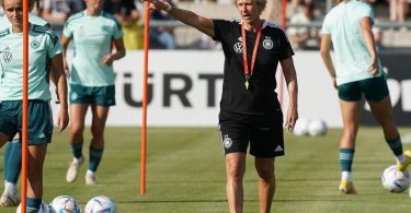 Muss mit den DFB-Frauen in Bulgarien ran: Bundestrainerin Martina Voss-Tecklenburg. Foto: Hasan Bratic/dpa