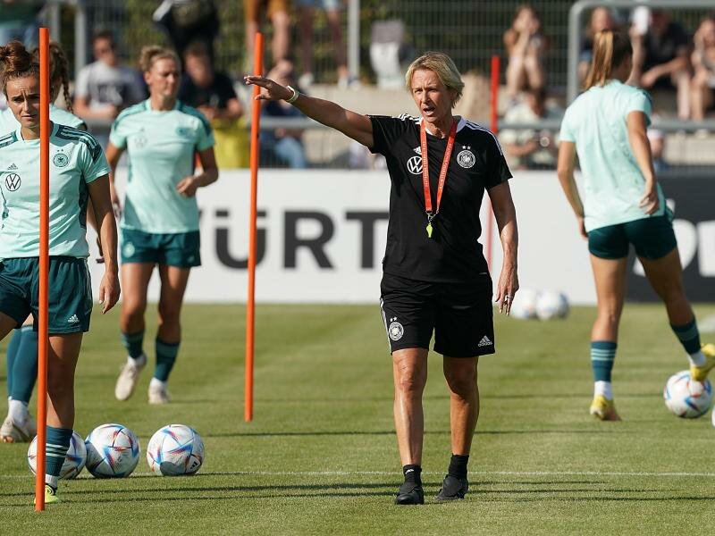 Muss mit den DFB-Frauen in Bulgarien ran: Bundestrainerin Martina Voss-Tecklenburg. Foto: Hasan Bratic/dpa