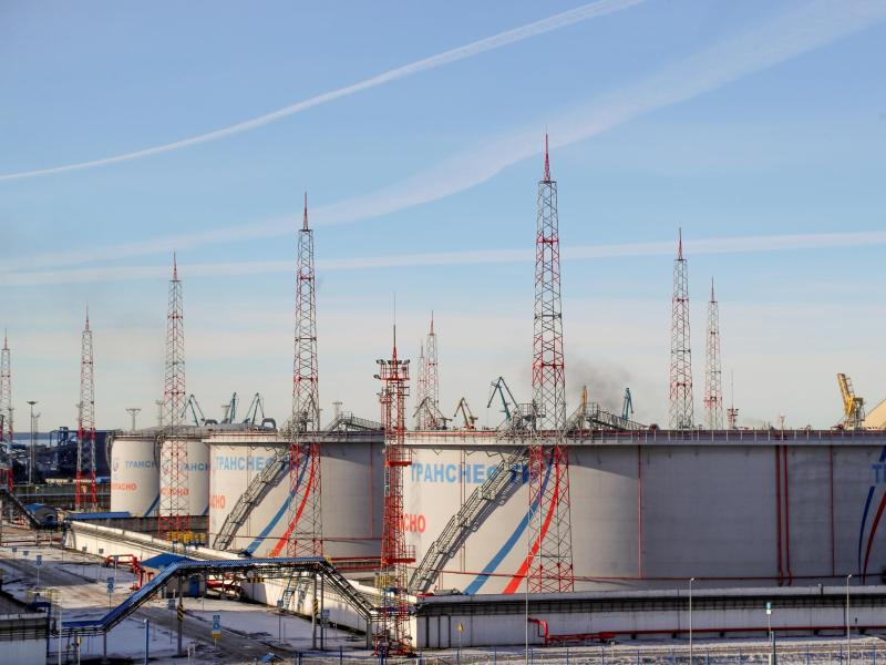 Tanks von Transneft, einem staatlichen russischen Unternehmen, das die Erdöl-Pipelines des Landes betreibt. Foto: Stringer/dpa