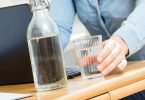 Blasenschwäche kann belastend sein. Doch weniger zu trinken, um seltener auf die Toilette zu müssen, ist keine gute Idee. Denn das reizt die Blase zusätzlich. Foto: Christin Klose/dpa-tmn