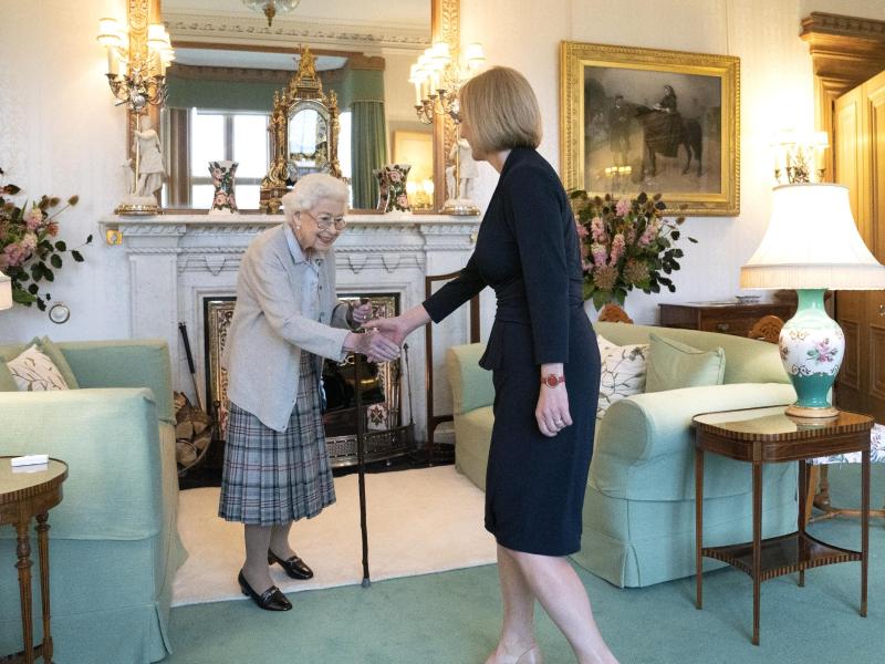 Queen Elizabeth II. empfängt Liz Truss auf Schloss Balmoral - und ernennt die Vorsitzende der Konservativen Partei zur neuen Premierministerin von Großbritannien. Foto: Jane Barlow/PA Wire/dpa