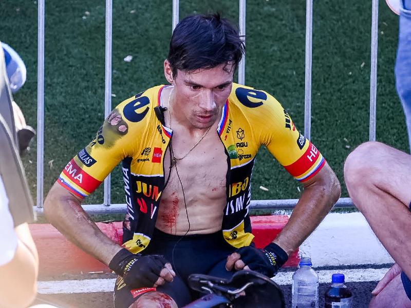 Stürzte kurz vor dem Zielstrich in Tomares: Vuelta-Titelverteidiger Primoz Roglic. Foto: Filip Lanszweert/BELGA/dpa