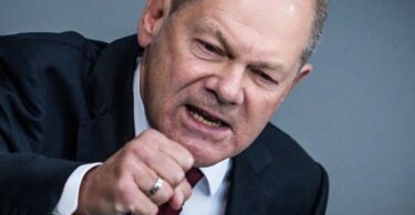 «In schweren Zeiten wächst unser Land über sich selbst hinaus»: Bundeskanzler Olaf Scholz im Bundestag. Foto: Michael Kappeler/dpa