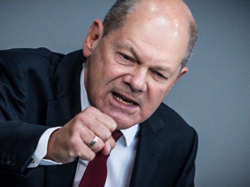 «In schweren Zeiten wächst unser Land über sich selbst hinaus»: Bundeskanzler Olaf Scholz im Bundestag. Foto: Michael Kappeler/dpa