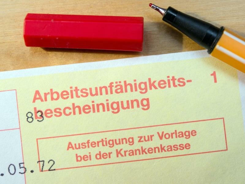 Weil viele Männer risikoaffin leben, fehlen sie insgesamt häufiger auf der Arbeit als Frauen. Foto: Patrick Pleul/dpa-Zentralbild/dpa-tmn