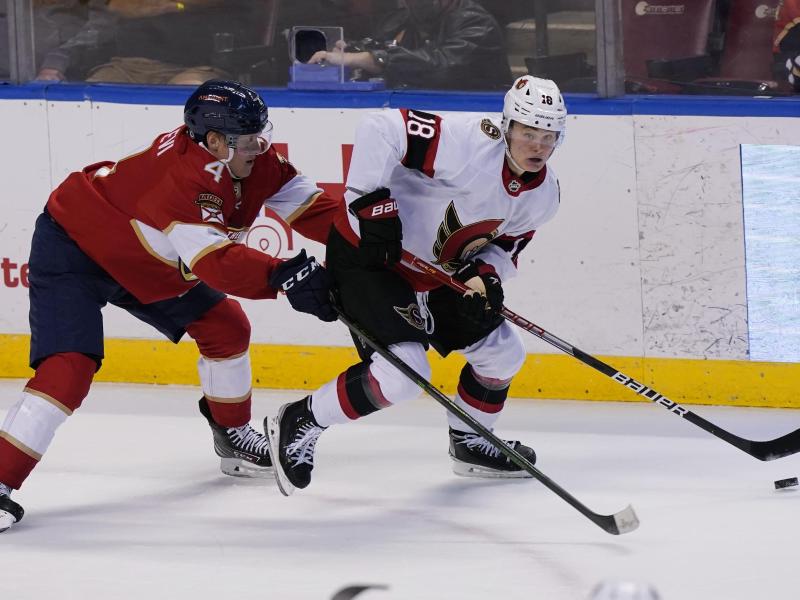 Bekommt bei den Ottawa Senators einen langfristigen Vertrag: Tim Stützle (r). Foto: Marta Lavandier/AP/dpa