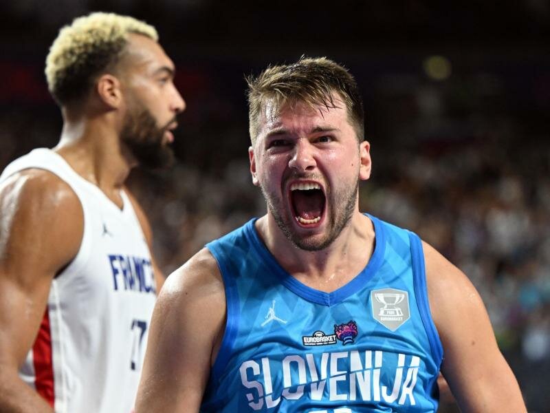 Sloweniens Basketballer Luka Doncic feiert den Sieg über Frankreich bei der Basketball-EM. Foto: Federico Gambarini/dpa