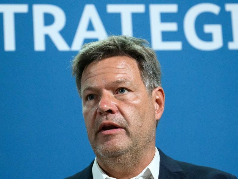 Bundeswirtschaftsminister Robert Habeck: «Wir werden die deutschen Unternehmen und den deutschen Mittelstand schützen.». Foto: Bernd von Jutrczenka/dpa