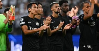 Die Frankfurter Spieler bedanken sich nach der 0:3-Niederlage bei den Fans für die Unterstützung. Foto: Arne Dedert/dpa