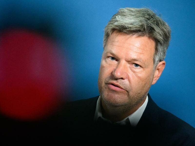 Bundeswirtschaftsminister Robert Habeck (Grüne) steht wegen seinen Pläne für eine Atomkraft-Reserve in der&nbsp;Kritik. Foto: Bernd von Jutrczenka/dpa