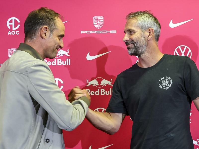 Willkommen bin Leipzig: RB-Geschäftsführer Oliver Mintzlaff (l) begrüßt Marco Rose. Foto: Jan Woitas/dpa