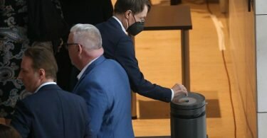 Bundesgesundheitsminister Karl Lauterbach gibt nach der Debatte zur Abstimmung zum COVID-19-Bevölkerungsschutz im Bundestag seine Stimme ab. Foto: Wolfgang Kumm/dpa