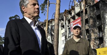 US-Außenminister Antony Blinken steht während seines Besuchs im ukrainischen Irpin neben einem beschädigten Wohnhaus. Foto: Genya Savilov/Pool AFP/AP/dpa