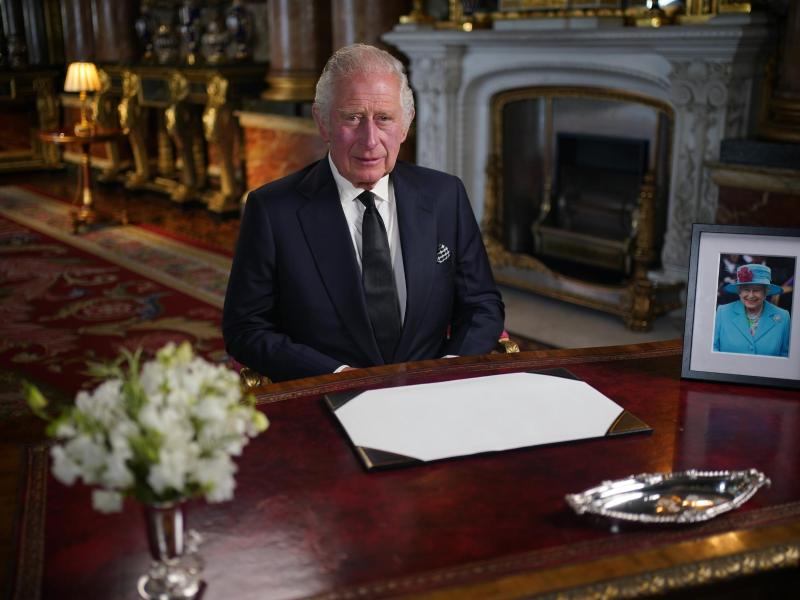 Der britische König Charles III. hält nach dem Tod von Königin Elisabeth II. im Buckingham Palace seine erste Ansprache an die Nation und das Commonwealth. Foto: Yui Mok/PA Wire/dpa