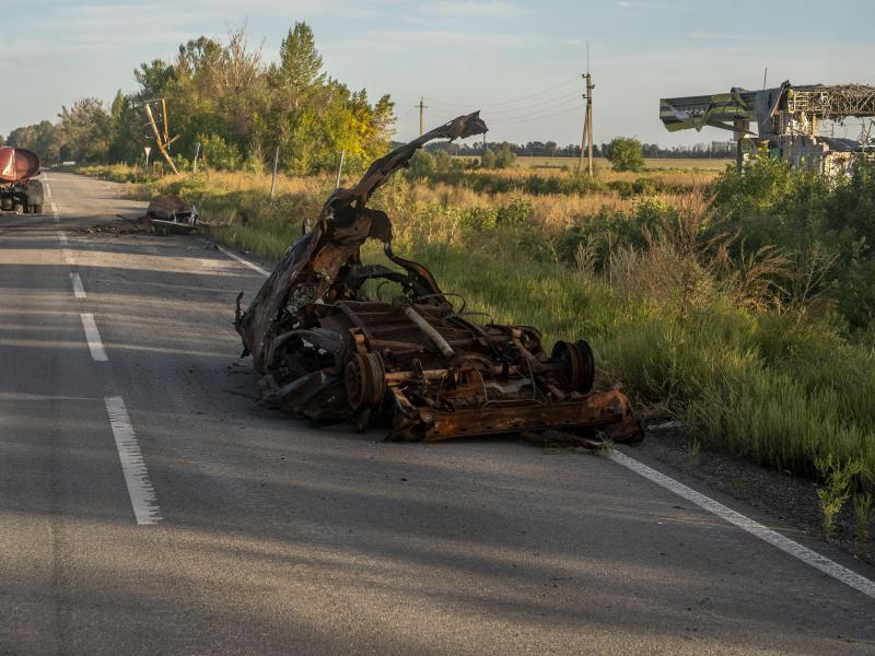 Zerstörte Fahrzeuge stehen auf einer Straße in der Region Charkiw. Foto: David Ryder/ZUMA Press Wire/dpa