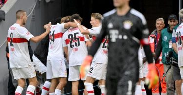 Die Spieler des VfB Stuttgart jubelt nach dem Treffer zum 2:2 nach einem Elfmeter. Im Vordergrund Münchens Torhüter Manuel Neuer. Foto: Peter Kneffel/dpa