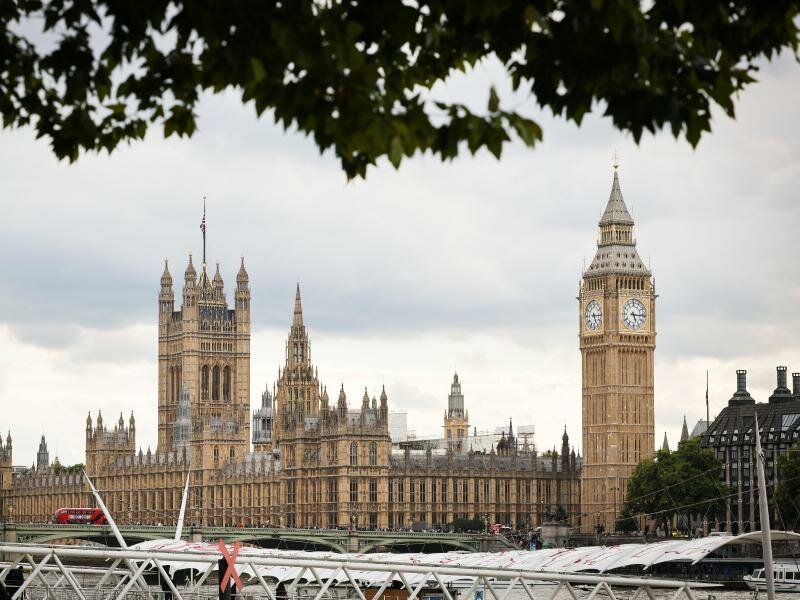 Das britische Parlamentsgebäude (Houses of Parliament), der Palace of Westminster, und der Big Ben (Elizabeth Tower) sind hinter der Westminster Bridge zu sehen. Foto: Christian Charisius/dpa