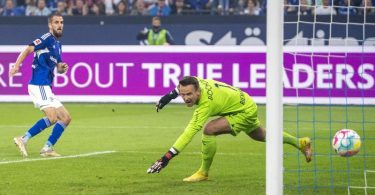 Schalkes Dominick Drexler macht das Tor zum 1:0 gegen Bochums Torwart Manuel Riemann. Foto: David Inderlied/dpa