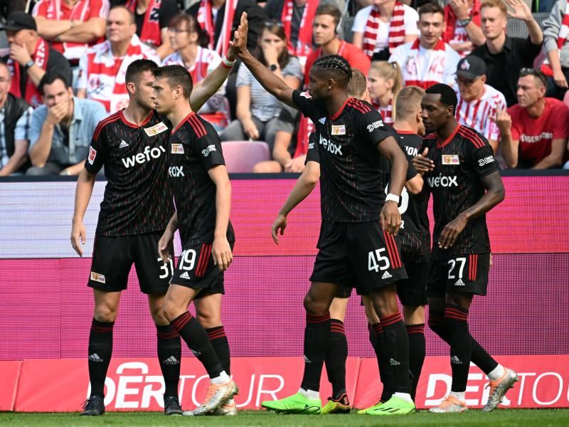 Unions Spieler bejubeln das Tor zur 1:0-Führung beim 1. FC Köln. Foto: Federico Gambarini/dpa