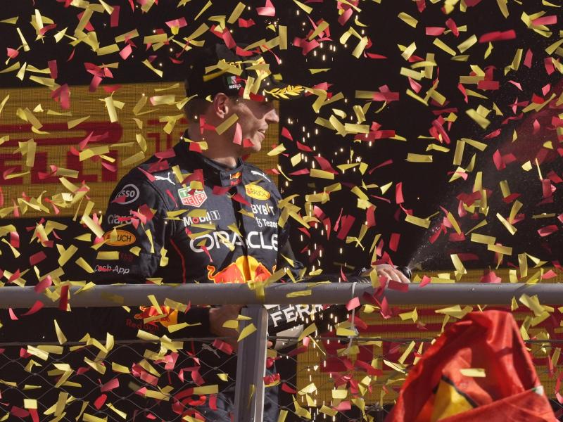 Red-Bull-Pilot Max Verstappen feiert nach seinem Sieg auf dem Podium. Foto: Antonio Calanni/AP/dpa