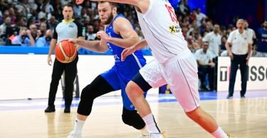 Italiens Nicolo Melli zieht gegen Serbiens Nikola Jokic zum Korb. Foto: Soeren Stache/dpa