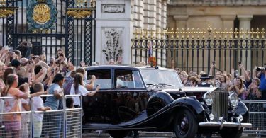 König Charles III. verlässt den Buckingham Palace. Foto: Zac Goodwin/PA Wire/dpa