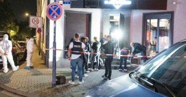 Polizisten sichern Spuren an einer Bar in Offenbach am Main. Foto: Boris Roessler/dpa