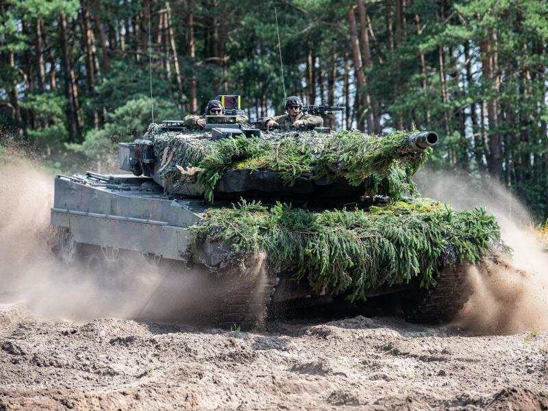 Ein Kampfpanzer vom Typ Leopard 2. Foto: Guido Kirchner/dpa