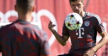 Bayerns Thomas Müller (r) und Joshua Kimmich halten im Training den Ball hoch. Foto: Sven Hoppe/dpa