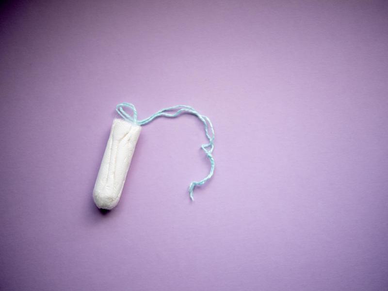 Das Ausbleiben der Menstruation - in der Medizin Amenorrhö genannt - kann auch mit dem Lebensstil zu tun haben. Foto: Zacharie Scheurer/dpa-tmn/Illustration