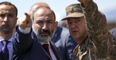 Nikol Paschinjan (M), Ministerpräsident von Armenien, spricht mit einem Offizier der armenischen Armee. Foto: Tigran Mehrabyan/PAN Photo/AP/dpa