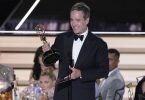 Matthew Macfadyen nimmt den Emmy als herausragender Nebendarsteller in «Succession» entgegen. Foto: Mark Terrill/Invision via AP/dpa