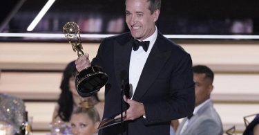 Matthew Macfadyen nimmt den Emmy als herausragender Nebendarsteller in «Succession» entgegen. Foto: Mark Terrill/Invision via AP/dpa