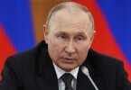 Lokalpolitiker fordern den Rücktritt des russisches Präsidenten Wladimir Putin. Foto: Uncredited/POOL TASS Host Photo Agency/AP/dpa