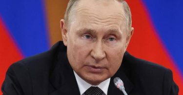 Lokalpolitiker fordern den Rücktritt des russisches Präsidenten Wladimir Putin. Foto: Uncredited/POOL TASS Host Photo Agency/AP/dpa