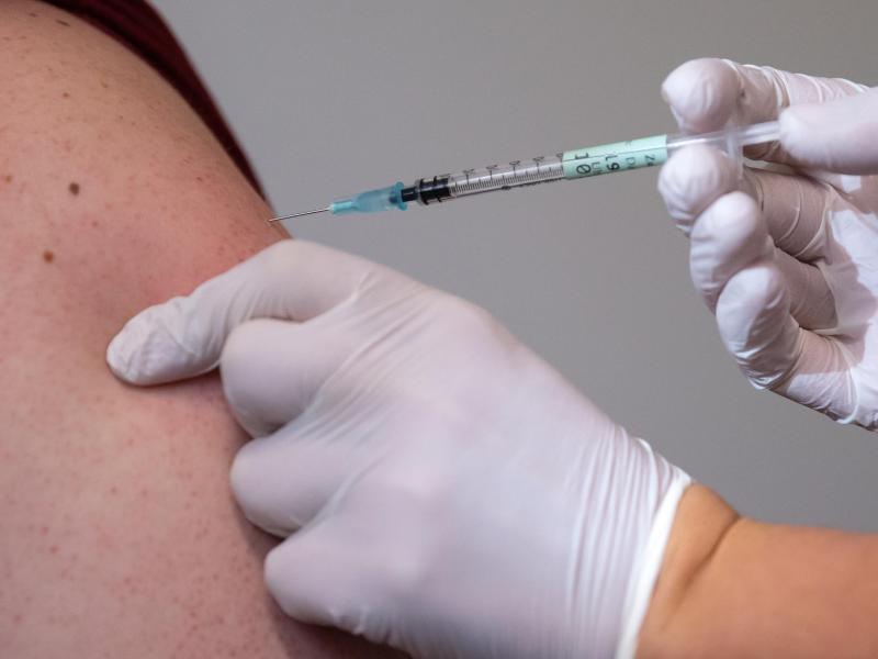 Die Europäische Kommission hat einen weiteren an Omikron angepassten Impfstoff zugelassen. Foto: Sven Hoppe/dpa/Archivbild